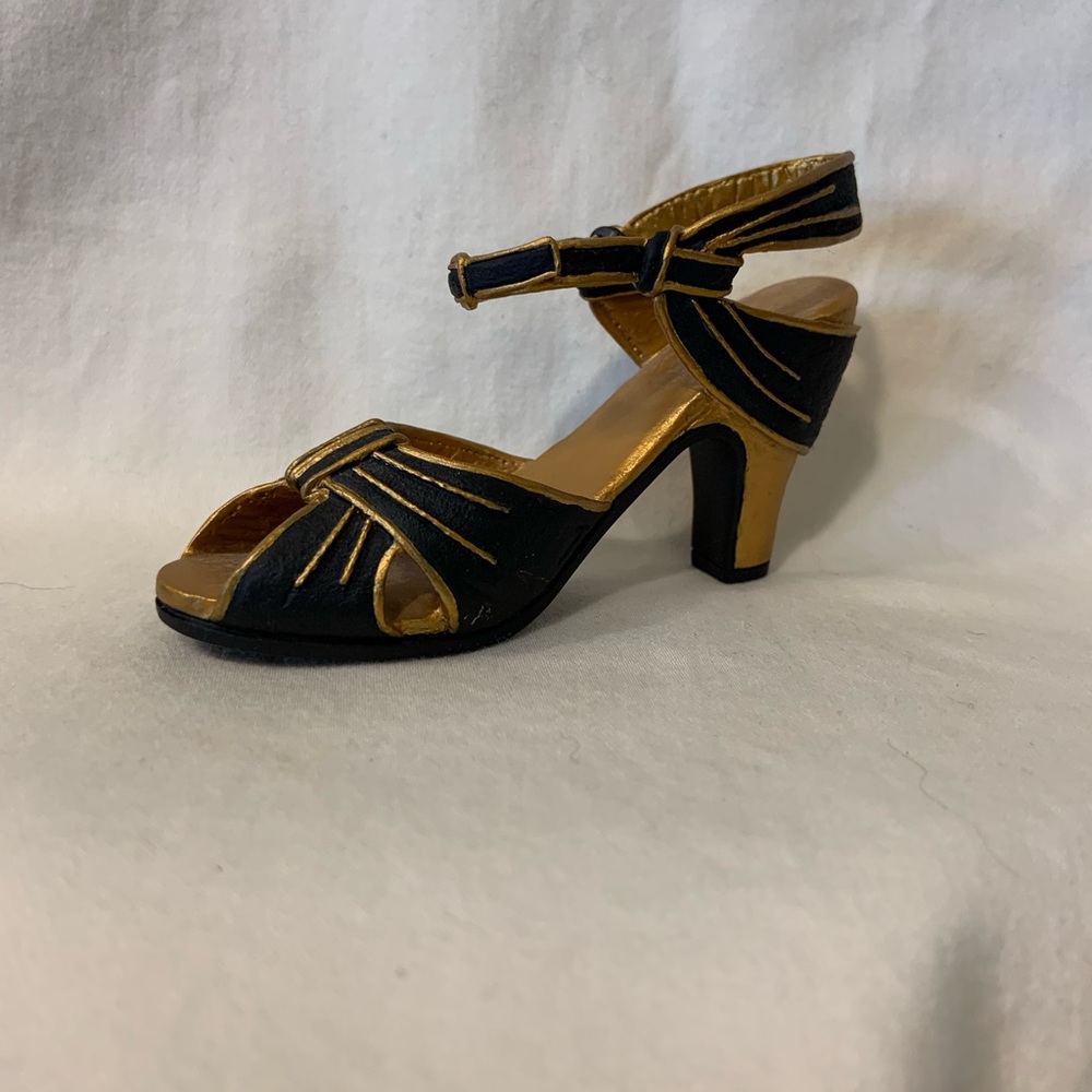 Just The Right Shoe Rising Star 1999. This is a display shoe.